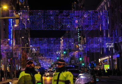 Las luces no solo cubre la calzada sino también las aceras ahora mucho más amplias en la nueva Gran Vía.