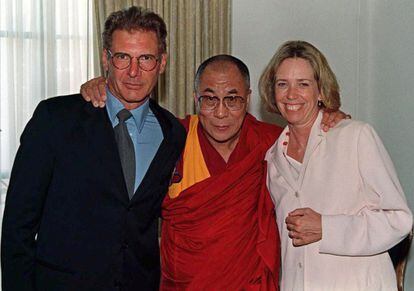 Melissa Mathison posa con su exmarido, Harrison Ford, y el Dalái lama (c), tras una cena en su honor en Beverly Hills en agosto de 1996.