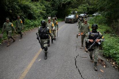 Las Fuerzas Armadas han movilizado a 3.611 personas para participar en las labores de auxilio tras el sismo de magnitud 7,7. En la imagen, soldados del Ejército mexicano caminan sobre un camino afectado, en el municipio de Chinicuila, en Michoacán, el 20 de septiembre de 2022.