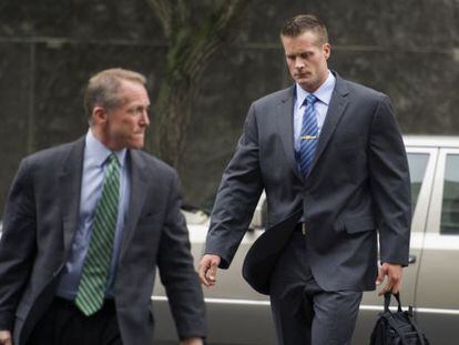 Evan Liberty (a la derecha), uno de los exagentes de Blackwater, junto a su abogado antes de entrar a un juzgado de Washington.