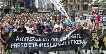 En torno a mil personas participan en la tradicional marcha de apoyo a los presos de ETA en Bilbao.