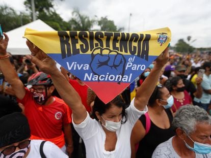 Manifestantes en Puerto Resistencia, epicentro de las protestas contra el Gobierno de Iván Duque, en Cali.