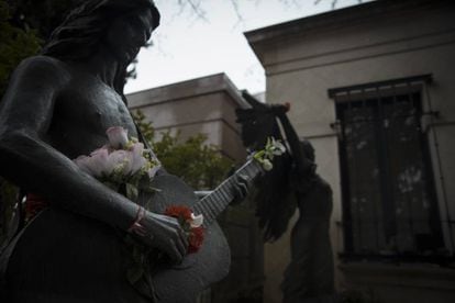 Tumba de El Pescaílla y Lola Flores, en el cementerio de La Almudena de Madrid.
