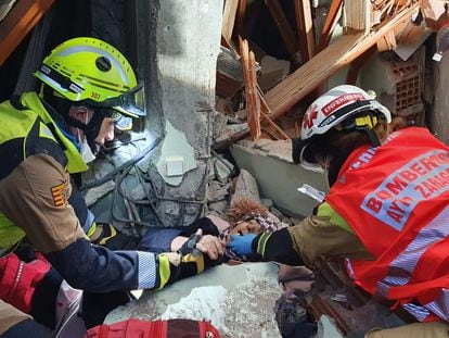 Los bomberos de Zaragoza desplazados a la ciudad turca de Adiyaman han rescatado a una mujer de unos 60 años, atrapada bajo un plegamiento de forjado.