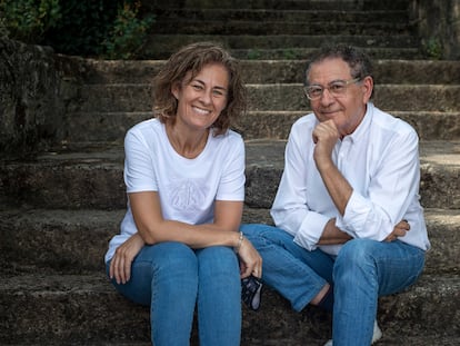 Cristina Mariño junto a su padre, el diseñador Roberto Verino, en una imagen de archivo.