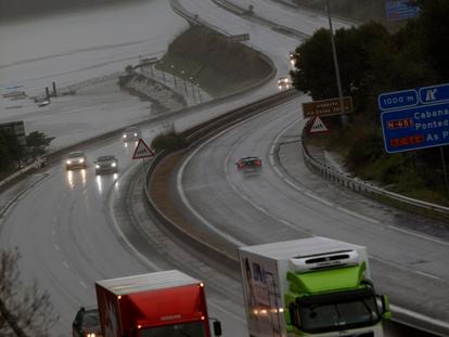 Tráfico en la autopista AP-9 a su paso por el municipio coruñés de Pontedeume.