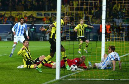 Santana marca el tercer gol del Borussia Dortmund