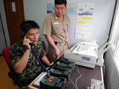 El teniente Choi de las fuerzas armadas surcoreanas se comunica por teléfono con militares de Corea del Norte, en oficinas en la Zona Desmilitarizada entre las dos Coreas, en una imagen de archivo