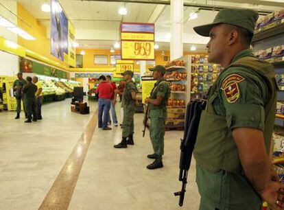 Soldados de la Guardia Nacional venezolana, dentro de un supermercado de la cadena Éxito en Maracaibo que fue ocupado el martes por simpatizantes del Gobierno de Chávez.