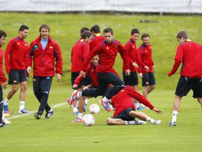 Jordi Alba salta durante un entrenamiento de la selección española de fútbol con vistas a los Juegos de Londres