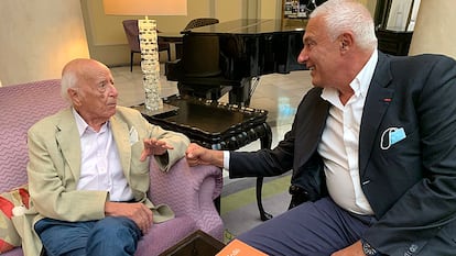 Emilio Lledó (izquierda) y Nuccio Ordine conversando para EL PAÍS en un hotel de Madrid la semana pasada.