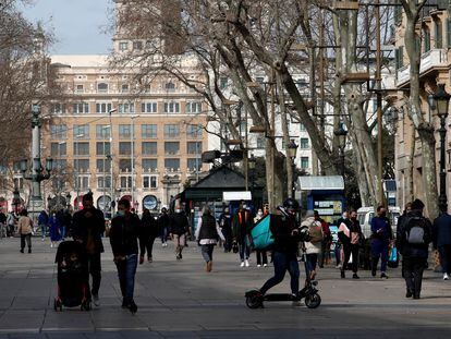 Un repartidor a domicilio, en febrero, en Barcelona.