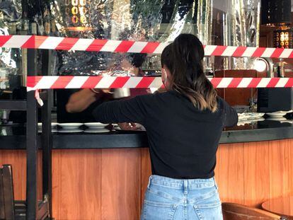 Cintas que advierten del cierre de la barra en la cafetería del hostal Don Pedro, en el barrio de Vista Alegre de Madrid, en septiembre de 2020.