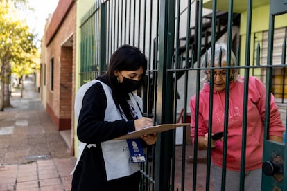 Una trabajadora del censo le hace preguntas a una mujer en San Martín, provincia de Buenos Aires, el 18 de mayo de 2022.