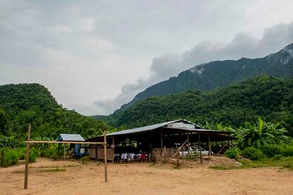 Una de las escuelas refugio construida al amparo de la jungla y las montañas para dificultar los bombardeos de los aviones, en el Estado de Karen, Myanmar.