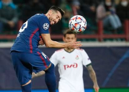 Héctor Herrera comete penalti al tocar el balón con la mano en el partido entre el Atlético y el Lokomotiv de Moscú el pasado martes.
