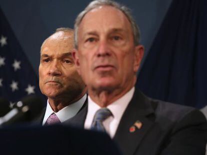 El alcalde de Nueva York, Michael Bloomberg (frente) y el jefe de polic&iacute;a de la ciudad, Ray Kelly.