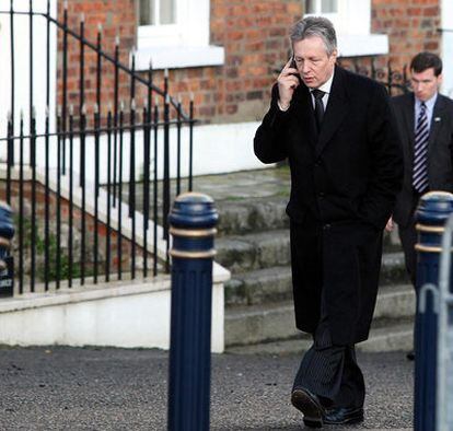 Peter Robinson, líder del Partido Democrático Unionista, el viernes durante una pausa en las conversaciones.