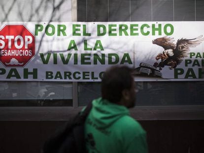 Protesta de la PAH ante las oficinas de vivienda del Ayuntamiento de Barcelona.