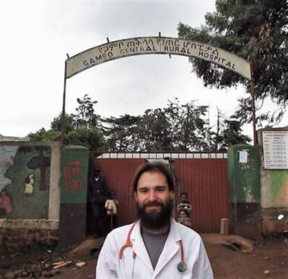 El pediatra Iñaki Alegría, en la entrada del hospital de Gambo, en Etiopía.