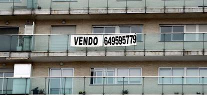 Un cartel anuncia la venta de una vivienda en un inmueble de Valencia. EFE/Archivo