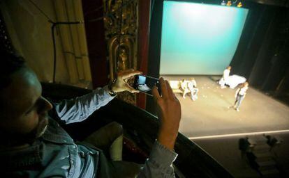 Un espectador fotografia una función de 'Amores Minúsculos'.