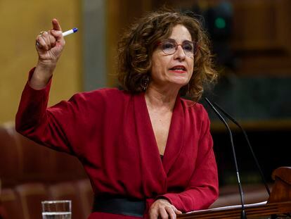 La vicepresidenta cuarta y ministra de Hacienda, María Jesús Montero, en el Congreso de los Diputados.