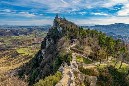 La 'falesia' La Cesta, una de las tres torres que dominan los picos que rodean San Marino.