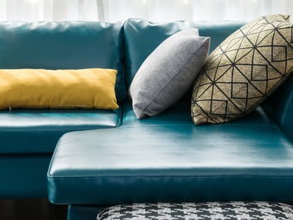 Con los rectificadores, los sofás, además de recuperar el confort habitual, se ven mejor estéticamente. GETTY IMAGES.