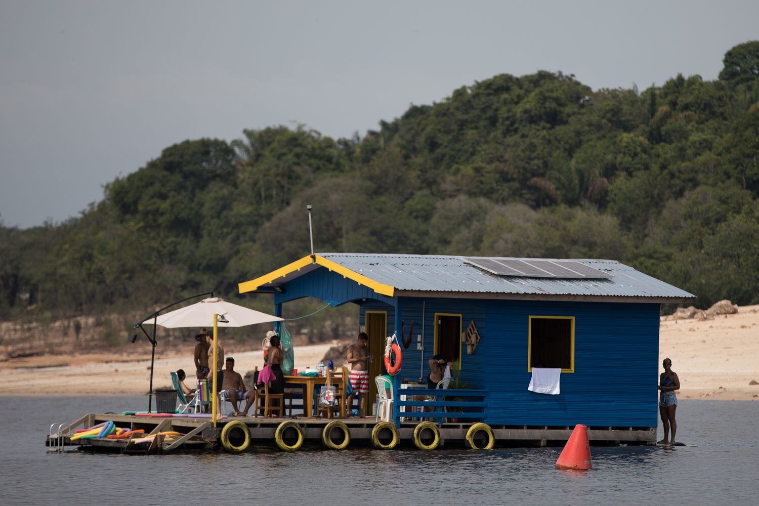 Fiesta en una casa flotante alquilada ilegalmente, ubicada en el río Negro en Manaos.