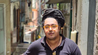 El activista brasileño Jota Marques en Ciudad de Dios (Río de Janeiro).