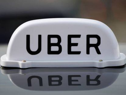 Logo de Uber en un vehículo privado en Liverpool