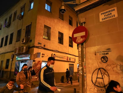 “No te protegen. Te vigilan”, dice la pintada junto a la `A´ anarquista bajo una de las nuevas cámaras en la calle Topete del barrio de Bellas Vistas