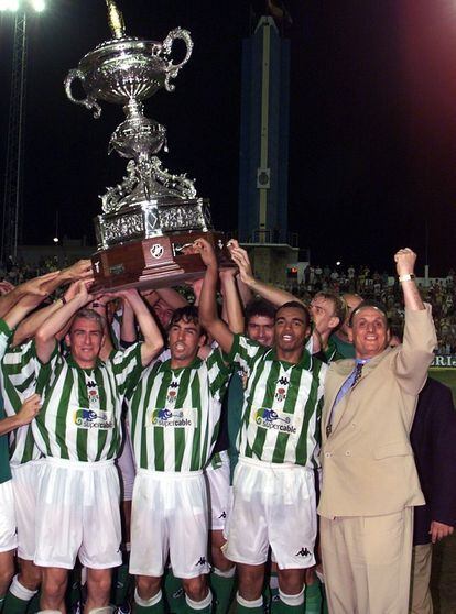 Los jugadores del Betis junto a Manuel Ruiz de Lopera (a la derecha) levantan el Trofeo Ramón de Carranza tras vencer al Lazzio, el 7 de agosto de 1999 en Cádiz. 