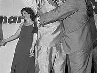 José Luis Balbás, jefe de renovadores por la base, apoyó a Fernando Morán en las primarias para la candidatura a la alcaldía de Madrid. El abrazo festeja la victoria frente a Leguina.