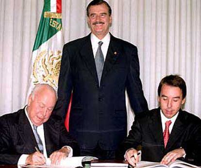 Jesús de Polanco, a la izquierda, y Emilio Azcárraga Jean firman la alianza en presencia de Vicente Fox.