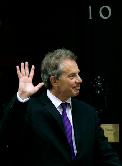 Tony Blair en la puerta del número 10 de Downing Street.