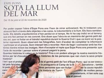Espe Pons davant del cartell que anuncia la seva instal·lació fotogràfica.
