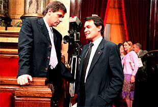 Alberto Fernández-Díaz (a la izquierda) y Artur Mas, en un descanso de la sesión parlamentaria de ayer.
