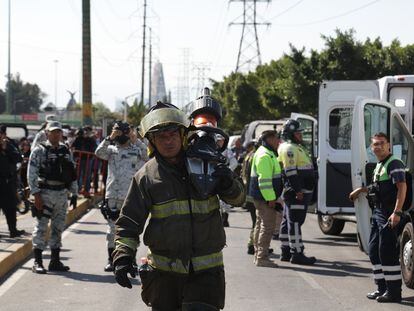 Elementos del cuerpo de bomberos, guardia nacional y de la Secretaría de Seguridad Ciudadana evacúan a los heridos del accidente de metro entre las estaciones La Raza y  Potrero, el 7 de enero de 2022.