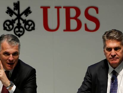 Sergio Ermotti, CEO deUBS (izda.) y el director financiero, Kirt Gardner, en la cofnerencia anual de resultados, ayer en Z&uacute;rich (Suiza).