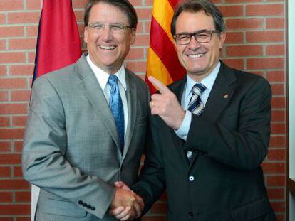 Pat McCrory y Artur Mas, ayer en Clayton (Carolina del Norte, EE UU).