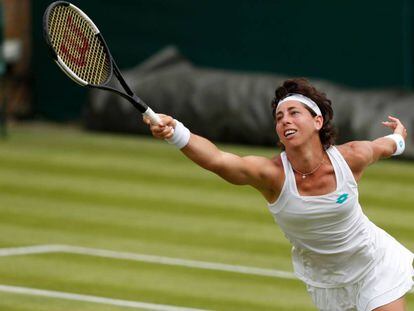 Carla Suárez, durante el partido contra Davis en Wimbledon.