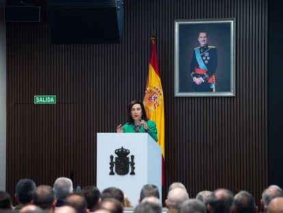 La ministra de Defensa, Margarita Robles, preside la toma de posesión del director del CESEDEN y del director de la Escuela Superior de las Fuerzas Armadas (ESFAS), en el Centro Superior de Estudios de la Defensa Nacional, este viernes.