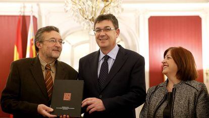 Josep Palomero, vicepresidente de la AVL, a la izquierda, entrega la memoria anual al presidente de las Cortes, Enrinc Morera.
