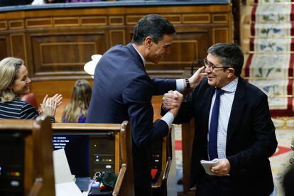 El portavoz del PSOE, Patxi López (derecha), es felicitado por el presidente del Gobierno, Pedro Sánchez, tras su intervención.