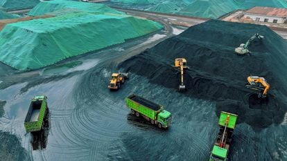 Camiones descargan carbón importando en Rugao, China, el pasado noviembre.