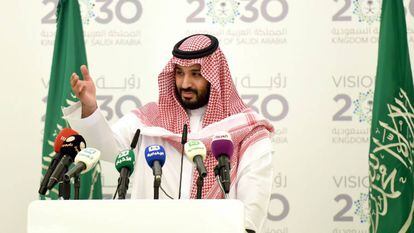 Mohamed Bin Salmán, hijo del rey y segundo en línea de sucesión, este lunes en una rueda de prensa en Riad.