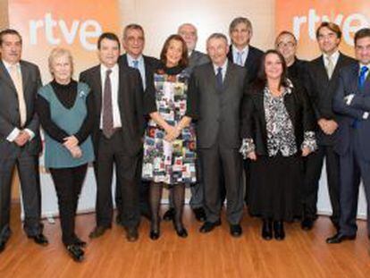 Los miembros del Consejo de Administración del RTVE con el anterior presidente, Alberto Oliart.