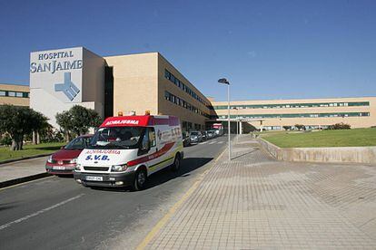 Una ambulancia sale del hospital de Torrevieja, en una imagen de archivo. 